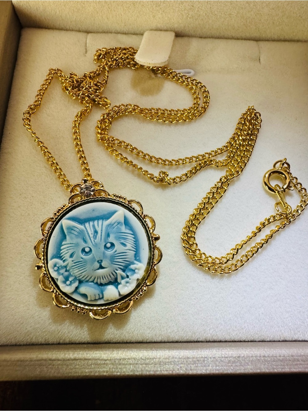 Blue & White Cat Cameo Pendant Necklace Gold Tone Rhinestone